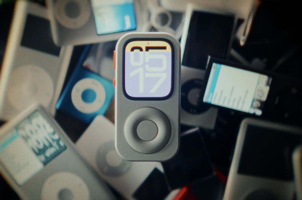RePod plateado con un reloj de colores en pantalla, rodeado de iPods clásicos.